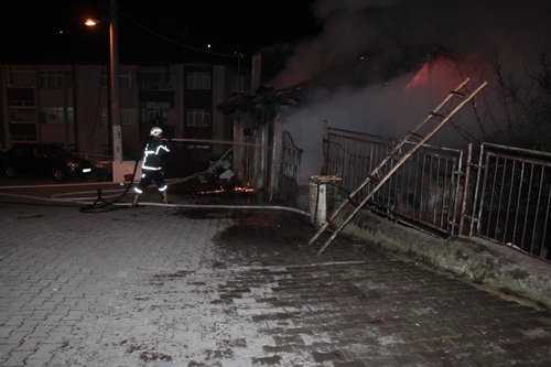 ?K? KATLI AH?AP EV ALEVLERE TESL?M OLDU ELEKTR?K SOBASINDAN ÇIKAN YANGINI SU ?LE SÖNDÜRMEYE ÇALI?INCA EV? TAMEMEN YANDI