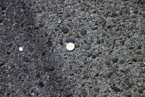 YOLUN KAR?ISINA GEÇMEYE ÇALI?AN KÜÇÜK KIZA OTOMOB?L ÇARPTI OTOMOB?L SÜRÜCÜSÜ, YARALI KIZI BIRAKIP OLAY YER?NDEN KAÇTI