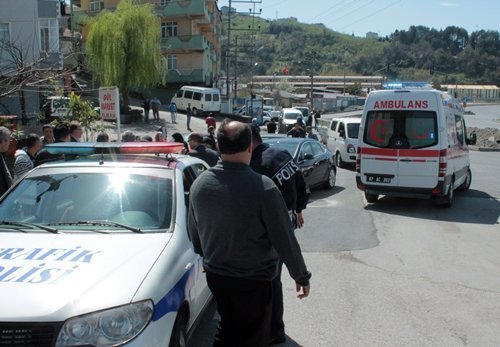 YOLUN KAR?ISINA GEÇMEYE ÇALI?AN KÜÇÜK KIZA OTOMOB?L ÇARPTI OTOMOB?L SÜRÜCÜSÜ, YARALI KIZI BIRAKIP OLAY YER?NDEN KAÇTI