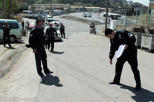 YOLUN KAR?ISINA GEÇMEYE ÇALI?AN KÜÇÜK KIZA OTOMOB?L ÇARPTI OTOMOB?L SÜRÜCÜSÜ, YARALI KIZI BIRAKIP OLAY YER?NDEN KAÇTI