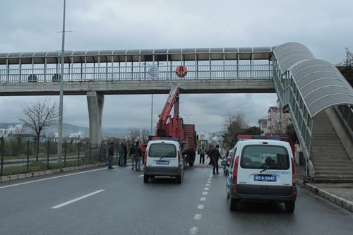 ÜST GEÇ?DE TAKILAN V?NÇ FAC?AYA YOL AÇIYORDU