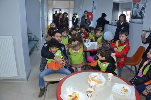 ANAOKULU Ö?RENC?LER? POL?S OLDU, EK?PLER? OLAYA GÖNDERD?