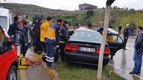 OTOMOB?L AYDINLATMA D?RE??NE ÇARPTI: 2 YARALI OTOMOB?L ?Ç?NDE SIKI?AN SÜRÜCÜ ?TFA?YEN?N YARDIMI ?LE ÇIKARILDI