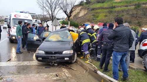OTOMOB?L AYDINLATMA D?RE??NE ÇARPTI: 2 YARALI OTOMOB?L ?Ç?NDE SIKI?AN SÜRÜCÜ ?TFA?YEN?N YARDIMI ?LE ÇIKARILDI