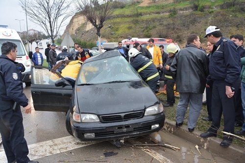 OTOMOB?L AYDINLATMA D?RE??NE ÇARPTI: 2 YARALI OTOMOB?L ?Ç?NDE SIKI?AN SÜRÜCÜ ?TFA?YEN?N YARDIMI ?LE ÇIKARILDI