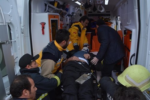 OTOMOB?L AYDINLATMA D?RE??NE ÇARPTI: 2 YARALI OTOMOB?L ?Ç?NDE SIKI?AN SÜRÜCÜ ?TFA?YEN?N YARDIMI ?LE ÇIKARILDI