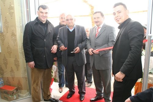 İLK MÜŞTERİSİNE ALTIN HEDİYE ETTİ