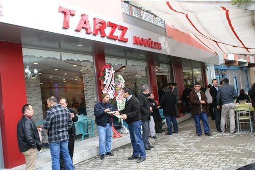 İLK MÜŞTERİSİNE ALTIN HEDİYE ETTİ