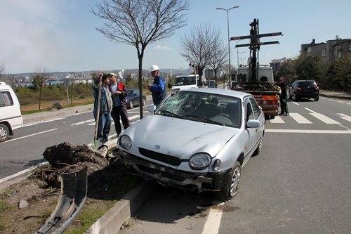 LAST??? PATLAYAN OTOMOB?L D?RE?E ÇARPTI: 3 K??? YARALANDI