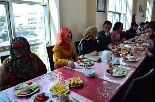 REKTÖR ÖZER; YABANCI Ö?RENC?LERLE KAHVALTIDA BULU?TU