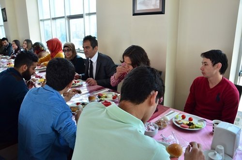 REKTÖR ÖZER; YABANCI Ö?RENC?LERLE KAHVALTIDA BULU?TU