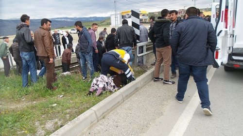 OTOMOB?L KÖPRÜDEN UÇTU: 2 ÖLÜ