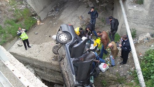 OTOMOB?L KÖPRÜDEN UÇTU: 2 ÖLÜ