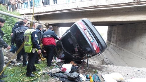 OTOMOB?L KÖPRÜDEN UÇTU: 2 ÖLÜ