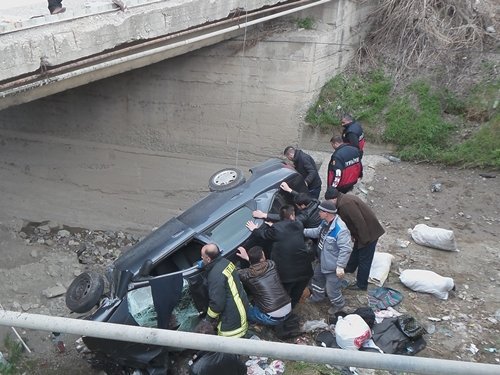 OTOMOB?L KÖPRÜDEN UÇTU: 2 ÖLÜ