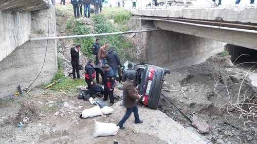 OTOMOB?L KÖPRÜDEN UÇTU: 2 ÖLÜ