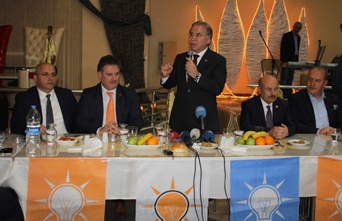 ?AH?N : ?S?LAHLARA GÜVENEREK SEÇ?ME G?R?P BARAJI A?MAYI GAYRET ED?YORSANIZ BU M?LLET?N GÖZÜNDEN KAÇMAZ? AK PART? GENEL BA?KAN YARDIMCISI MEHMET AL? ?AH?N: ?S?YAS? UZANTISI DURUMUNDA BULUNDU?UNUZ, E?ER SÖZÜNÜZ GEÇ?YORSA ÖRGÜT ELEMANLARINA ELLER?NDEK? S?LAHLARINI BIRAKMALARINI VE B?RAN ÖNCE TÜRK?YE?Y? TERK ETMELER?N? SÖYLEY?N, TAVS?YE ED?N? ?LAFLA PEYN?R GEM?S? YÜRÜMÜYOR? "YÜZDE 35?LE ?KT?DAR OLUNMAZ, ODA B?L?YOR? ?KARTAL M?T?NG? TAM B?R F?YASKO, TIKANDI KALDI? ?DI?ARIDA KED? ?ÇERDEK? ETE BAKIYOR? CHP?YE YAKI?ACAK RES?M SADECE BUDUR ???MD?K? S?STEM UCU ÇATALLI SOPAYA BENZ?YOR?
