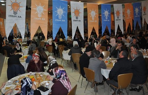 ?AH?N : ?S?LAHLARA GÜVENEREK SEÇ?ME G?R?P BARAJI A?MAYI GAYRET ED?YORSANIZ BU M?LLET?N GÖZÜNDEN KAÇMAZ? AK PART? GENEL BA?KAN YARDIMCISI MEHMET AL? ?AH?N: ?S?YAS? UZANTISI DURUMUNDA BULUNDU?UNUZ, E?ER SÖZÜNÜZ GEÇ?YORSA ÖRGÜT ELEMANLARINA ELLER?NDEK? S?LAHLARINI BIRAKMALARINI VE B?RAN ÖNCE TÜRK?YE?Y? TERK ETMELER?N? SÖYLEY?N, TAVS?YE ED?N? ?LAFLA PEYN?R GEM?S? YÜRÜMÜYOR? "YÜZDE 35?LE ?KT?DAR OLUNMAZ, ODA B?L?YOR? ?KARTAL M?T?NG? TAM B?R F?YASKO, TIKANDI KALDI? ?DI?ARIDA KED? ?ÇERDEK? ETE BAKIYOR? CHP?YE YAKI?ACAK RES?M SADECE BUDUR ???MD?K? S?STEM UCU ÇATALLI SOPAYA BENZ?YOR?