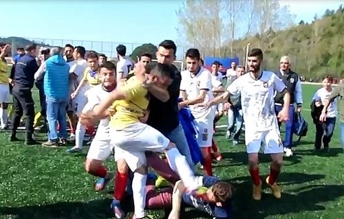 (ÖZEL HABER) BARTIN?DA MAÇ SONRASI SAHA SAVA? ALANINA DÖNDÜ