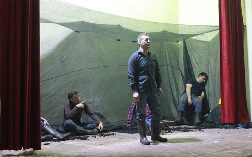 MAHKUMLAR T?YATRO TURNES?NDE