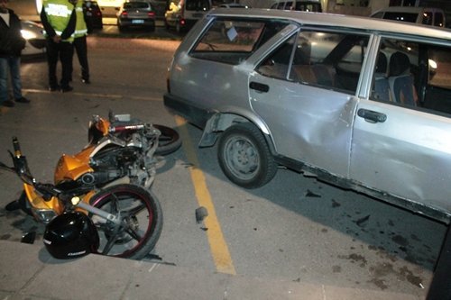 MOTOS?KLET OTOMOB?LE ÇARPTI: 2 YARALI