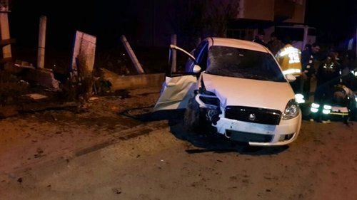 OTOMOB?L BETON D?RE?E ÇARPTI: 1 ÖLÜ, 1 YARALI