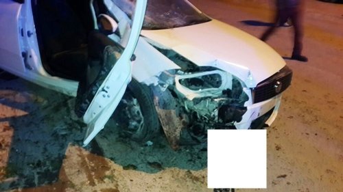 OTOMOBİL BETON DİREĞE ÇARPTI: 1 ÖLÜ, 1 YARALI