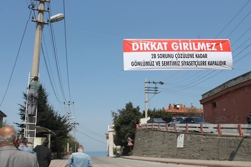 S?YAS?LER?N MAHALLEYE G?R???N? YASAKLADILAR 2B SORUNUNA ?SYAN EDEN MAHALLEL?; YOLU S?YAS?LERE KAPATTI