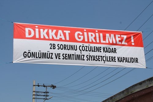 S?YAS?LER?N MAHALLEYE G?R???N? YASAKLADILAR 2B SORUNUNA ?SYAN EDEN MAHALLEL?; YOLU S?YAS?LERE KAPATTI