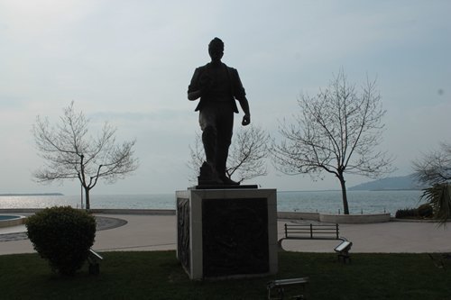 UZUN MEHMET HEYKEL?N?N KAZMASI ÇALINDI