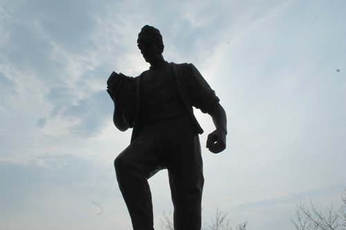 UZUN MEHMET HEYKEL?N?N KAZMASI ÇALINDI