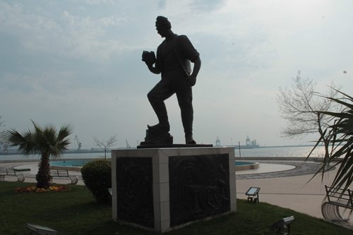 UZUN MEHMET HEYKEL?N?N KAZMASI ÇALINDI