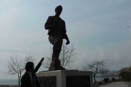 UZUN MEHMET HEYKEL?N?N KAZMASI ÇALINDI