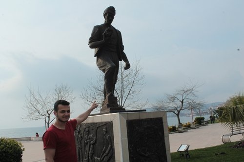 UZUN MEHMET HEYKELİNİN KAZMASI ÇALINDI