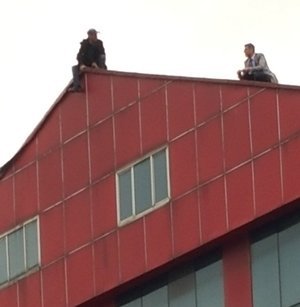 İŞTEN ÇIKARILDI ÇATIYA ÇIKTI