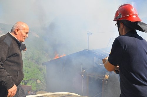 ALEV ALEV YANAN EVDE ÇOCU?UNU ARADI