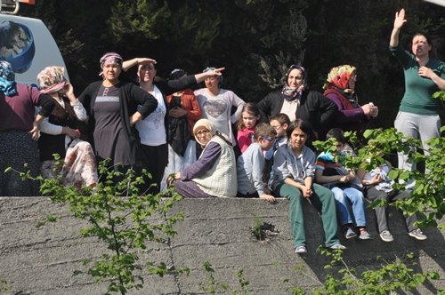 ALEV ALEV YANAN EVDE ÇOCU?UNU ARADI