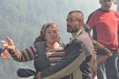 ALEV ALEV YANAN EVDE ÇOCU?UNU ARADI