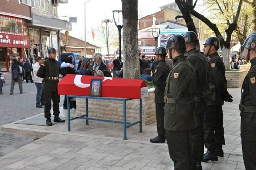 EMEKL? ASTSUBAY ASKER? TÖRENLE TOPRA?A VER?LD?