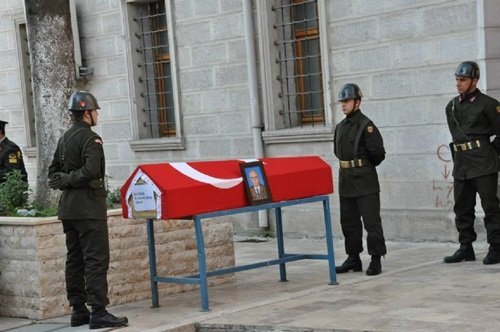 EMEKL? ASTSUBAY ASKER? TÖRENLE TOPRA?A VER?LD?