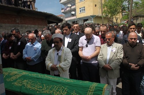 SAMSUN'DAKİ KAZADA ÖLEN ÜNİVERSİTELİ MEMLEKETİNDE SON YOLCULUĞUNA UĞURLANDI