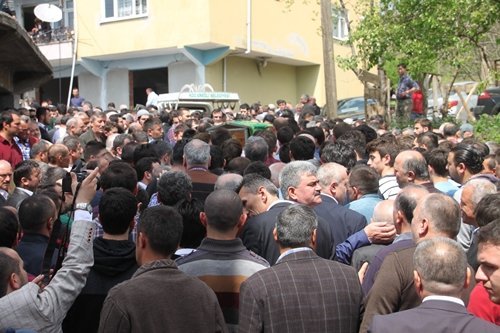 SAMSUN'DAKİ KAZADA ÖLEN ÜNİVERSİTELİ MEMLEKETİNDE SON YOLCULUĞUNA UĞURLANDI