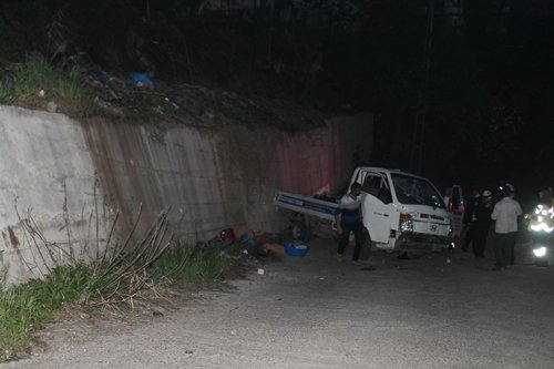 KAMYONET, 5 METRE YÜKSEKL?KTEN YERE ÇAKILDI GER? MANEVRA YAPILAN KAMYONET, TOPRAK KAYMASI NEDEN?YLE 5 METRE YÜKSEKL?KTEN YERE ÇAKILDI