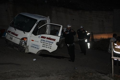 KAMYONET, 5 METRE YÜKSEKL?KTEN YERE ÇAKILDI GER? MANEVRA YAPILAN KAMYONET, TOPRAK KAYMASI NEDEN?YLE 5 METRE YÜKSEKL?KTEN YERE ÇAKILDI