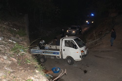 KAMYONET, 5 METRE YÜKSEKL?KTEN YERE ÇAKILDI GER? MANEVRA YAPILAN KAMYONET, TOPRAK KAYMASI NEDEN?YLE 5 METRE YÜKSEKL?KTEN YERE ÇAKILDI