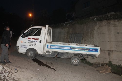 KAMYONET, 5 METRE YÜKSEKL?KTEN YERE ÇAKILDI GER? MANEVRA YAPILAN KAMYONET, TOPRAK KAYMASI NEDEN?YLE 5 METRE YÜKSEKL?KTEN YERE ÇAKILDI