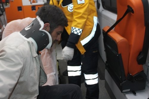 KAMYONET, 5 METRE YÜKSEKL?KTEN YERE ÇAKILDI GER? MANEVRA YAPILAN KAMYONET, TOPRAK KAYMASI NEDEN?YLE 5 METRE YÜKSEKL?KTEN YERE ÇAKILDI