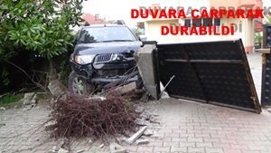 ÇAYCUMA’DA DİREKSİYON HAKİMİYETİNİ KAYBEDEN ŞOFÖR, ÜÇ KATLI BİNANIN BAHÇE DUVARINA ÇARPARAK DURABİLDİ