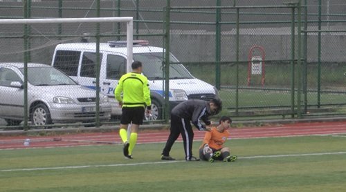 (ÖZEL HABER) KALES?NDE BE??NC? GOLÜ Y?Y?NCE HÜNGÜR HÜNGÜR A?LADI AMATÖR KÜME MAÇINA ART ARDA GOL Y?Y?NCE A?LAYAN KALEC? DAMGA VURDU GOL Y?Y?NCE OYUNDAN ÇIKMAK ?STED?, HAKEM VE ARKADA?LARI GÜÇLÜKLE ?KNA ETT?