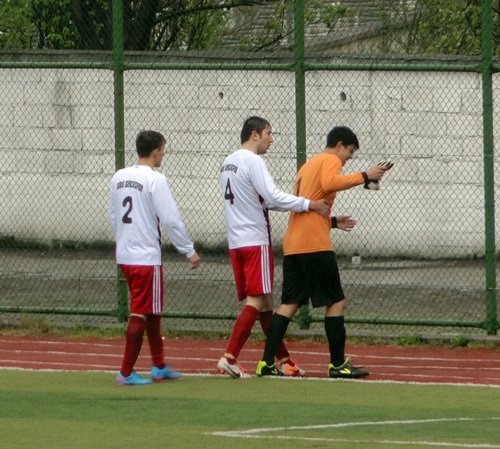 (ÖZEL HABER) KALES?NDE BE??NC? GOLÜ Y?Y?NCE HÜNGÜR HÜNGÜR A?LADI AMATÖR KÜME MAÇINA ART ARDA GOL Y?Y?NCE A?LAYAN KALEC? DAMGA VURDU GOL Y?Y?NCE OYUNDAN ÇIKMAK ?STED?, HAKEM VE ARKADA?LARI GÜÇLÜKLE ?KNA ETT?